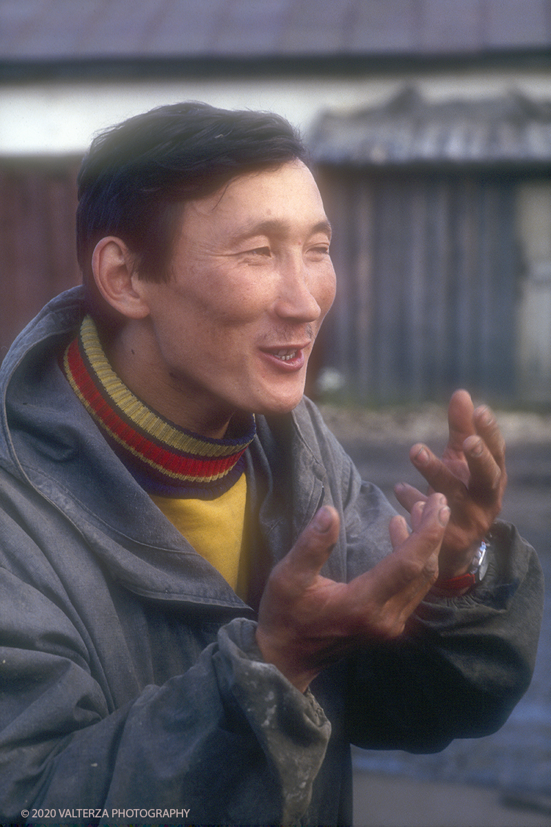 07 SIBERIA.jpg - Luglio/Agosto 1992. Siberia, terra dei Chukchi. Nell'oceano artico  125 Km a nord-est della penisola dei Chukchi (Siberia) c'Ã¨  l'isola di Wrangel, essa ospita piÃ¹ del doppio di specie vegetali (417) di qualsiasi territorio artico a paritÃ  di superficie nonchÃ¨ 30 specie diverse di uccelli oltre ad orsi polari, foche e trichechi ; per questo motivo   Ã¨ stata proclamata patrimonio dell'umanitÃ  dall'UNESCO. Nella foto incontro a Khatanga con un russo siberiano , ci si capisce a gesti.